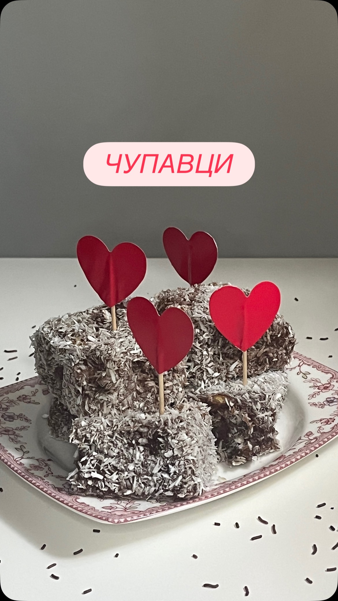 Чоко кокос коцки (чупавци) 🍫🥥🤤🍰
Потребно за тестото:
2 јајца
200 гр. шеќер
300 гр. брашно
200 мл. масло
100 мл. млеко
1 кесичка прашок за печиво
За преливот:
200 гр. чоколадо за готвење
130 гр. маргарин
300 мл. млеко
100 гр. шеќер
2 лажици какао
За валкањето:
200 гр. кокос
Подготовка:
Јајцата и шеќерот се матат пенасто со миксер.
Додајте го маслото и млекото и матете уште малку. Додајте го брашното измешано со прашокот за печиво и измешајте со лажица.
Префрлете во тавче број 20х35 и печете 20 минути во загреана рерна на 200 степени Ц. а потоа на 180 степени Ц. уште 20, 25 минути.
Можете да проверите со чепкалка дали е готово за да сте сигурни. Кога ќе се олади, сечете на коцки во големина по желба.
На рингла, претходно измешаните состојки за преливот ги готвите уште 2, 3 минути по зовривањето.Мешајте постојано за да нема грутки. Тргнете на страна да се олади но не целосно, туку млак.
Секоја коцка се потопува во преливот од сите страни и се валка во кокос.
На здравје🌸
#gotvimesojadranka #macedonianfoodbloggers #foodie #foodie #foodstagram #foodphotography #foodporn #foodreels #dessert #desserttable #macedonianfood #čupavci #čupavci #čupavcisakokosom