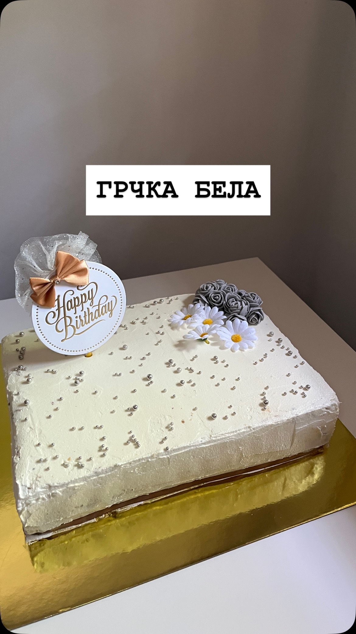 За последната нарачка ни побараа да биде тортата ,,само со бело чоколадо” што се случува многу ретко🎂🍰 

Веќе и си ја научивме Леона дека е фан на бело чоколадо🤍🥰

А како е кај вас: баш не интересира😎

Дали сте тим црно или бело чоколадо? Или пак може и двете? 

#gotvimesojadranka #foodstagram #macedonianfoodbloggers #dessert #cake